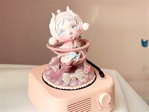 sp飞鸟的云旅！旋转蓝牙音响，带正版娃装饰，音质超好！桌面摆放超可爱，娃会随音乐旋转，送礼自用都很棒。全新未拆封，配件齐全，带说明书和充电线。