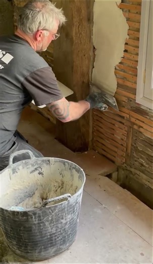 Lime plastering the lathe