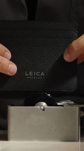 Leica Small Leather Goods: A Crafted Legacy From the workshops of Wetzlar to today’s creations, Leica’s legacy of craftsmanship lives on in every detail. Each of the nine pieces is handcrafted in Europe from the finest leather — embodying quiet elegance shaped by decades of expertise. Leica Small Leather Goods — crafted for those who value the art of making. | Leica Camera