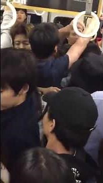 【迷惑行為】満員電車内で口喧嘩する男女