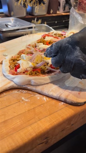 Uncle Rico Chorizo Pizza -Chef Special Menu- Crafted with our new house sauce - tomato creama, burrata, mild chorizo, thin sliced red bell pepper, red onions, crispy shallots And wood-fired at 900 degrees 🔥 #bravoonbroad #woodfiredpizza #globeaz | Bravo Americano Moderno
