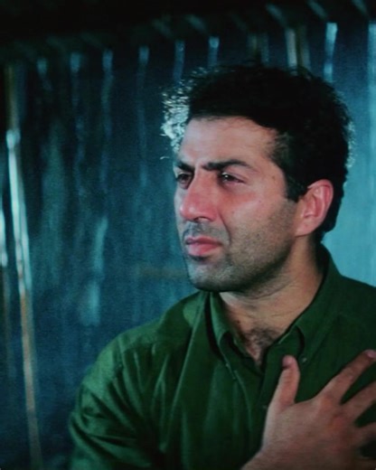 Looks like the perfect visual match of "Dhai Kilo Ka Haath" does exist indeed 👀✨ #RedChilliesEntertainment #Damini #Dilwale #ChennaiExpress #SunnyDeol #ShahRukhKhan #SRK | Red Chillies Entertainment