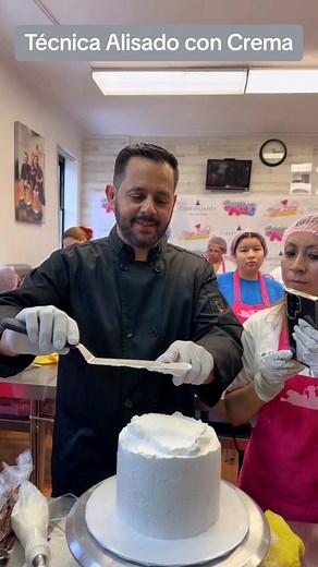 El Máster Class nivel 1 Es el inicio de una dulce aventura para principiantes o personas sin experiencia. Durante 8 semanas tendrás la oportunidad de aprender todas las técnicas necesarias para convertirte desde cero a repostero con la compañía de nuestros chef altamente calificados. 🧑‍🍳👩‍🍳 . ¿QUÉ INCLUYE? ✅Recetarios ✅Insumos ✅Materiales de trabajo ✅Uniforme ✅Certificado de asistencia y participación avalado por Magic Bakery School of New York. 🎓 . APRENDERÁS: 📚Temperaturas y manejo del H