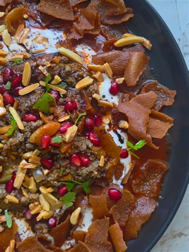 Auberginen Fatteh ✨️ Geschmacksexplosion 🔥 Auberginen einmal einschneiden, mit oder ohne Schale egal..in Öl frittieren.. Hackfleisch ✨️ 500 g Hackfleisch Olivenöl 1 Zwiebel Salz, Pfeffer, Paprika Edelsüß, Arabisches Siebengewürz, Kreuzkümmel Geröstete Mandeln Tomatensauce 🍅✨️ 2 El Tomatenmark 250 ml Wasser Salz, Pfeffer, Arabisches Siebengewürz, Paprika Edelsüß, Granatapfelsirup, Olivenöl Joghurtsoße ✨️ 500 g Joghurt 3 El Tahine (Sesampaste) 2 Knoblauchzehe Saft einer halben Zitrone 🍋 Salz To