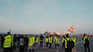 Takto vyzeral slávnostný let Praha - Košice - Praha.🛫 Bol oslavou a pripomienkou 🥳 100. výročia lietania z Košíc, ktoré odštartovala práve piata najdlhšie bez prestávky fungujúca letecká spoločnosť na svete - ČSA. Od 🗓️ 5. mája 1924 už ubehlo 100 rokov, počas ktorých sa naše letisko rozvíjalo, investovalo do infraštruktúry, vítalo nových prepravcov, oslavovalo menšie i väčšie úspechy, ktoré s nami zažívala aj táto, pre nás nezabudnuteľná, česká letecká spoločnosť. Ďakujeme za špeciálny let, k