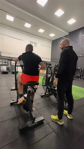 Bienvenue dans une vraie séance No Limits Fitness. Pas de décor, pas de mise en scène. Juste du vrai coaching, de la vraie sueur, et du vrai résultat. Stevens, déjà sportif, mais venu chercher plus : 👉 plus de structure, 👉 plus d’intensité, 👉 plus de progression. Et surtout, un cadre qui pousse à se dépasser. Parce que même quand tu t’entraînes déjà, tu peux aller plus loin — à condition d’être bien accompagné. Résultat ? 🔥 –3 kg de masse grasse 🔥 Une progression de malade sur chaque séance