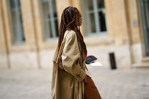 Aha, dít is dus hoe je de ceintuur van je jas moet knopen voor het meest stijlvolle resultaat