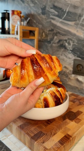 Croissants in 20 minutes, like inyour favorite bakery 🤩🥐 #recipe #easyrecipe #croissant #dinner