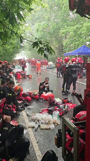 The staged video of the People's Liberation Army (PLA) resting after disaster relief efforts, produced by Chinese state media, is riddled with flaws: 1. Eating in the heavy rain—aren't they afraid of food contamination and illness? 2. Why don't they take shelter under trees? 3. There are tents nearby; why don't they go inside to take shelter and eat? 4. Is it difficult for the army to carry enough field tents when entering rainy areas for missions? 5. Isn't it standard issue for soldiers to carr