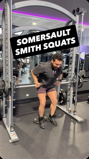 💥 New Variation: “Somersault Squat” on the Smith Machine. If traditional squats light up your knees more than your quads or glutes… this is for you. This Smith machine variation changes the mechanics to reduce forward knee stress while still loading the lower body hard. Why it works… 👇🏼 ✅ Fixed bar path = more control, less joint instability ✅ Upright torso positioning reduces excessive knee translation ✅ Better hip loading = more glute involvement ✅ Great for lifters managing knee irritation