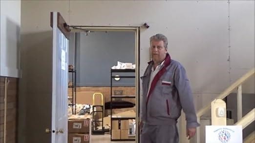 How automatic touchless door work with motion PIR sensor