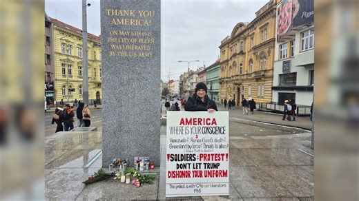Trump dělá ze světa kůlničku na dříví, protestovala Plzeňanka u amerického pomníku - Novinky