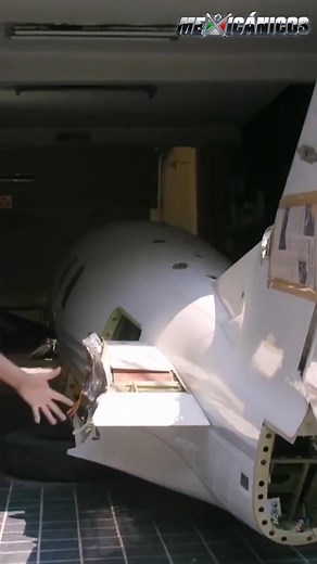 Martín viaja a Ciudad de México para retirar la estructura de un Jet Eclipse 500. Su objetivo: transformar estas piezas en una Limu-Jet personalizada con su estilo único. 🛠️🔥 #Mexicánicos | Mexicánicos