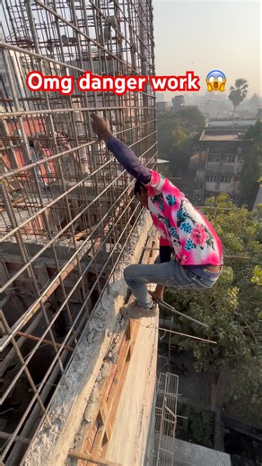 Construction work danger 😱 shuttering carpenter #shorts #trending #viral_video #construction #work