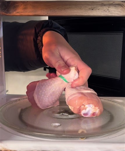 Microwave VS Chicken 🍗 🐓🦴🍖 What's next?#chicken #kfc #Fries #foodtok #microwave