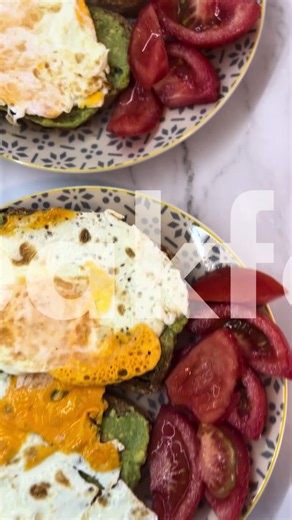 Brzi zdravi doručak s avokadom i jajima