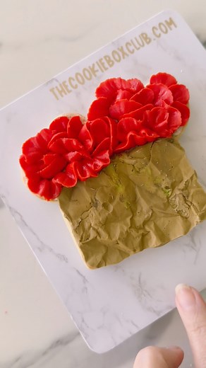 176K views · 572 reactions | All I knew when I started this cookie was that it would have lots of flowers. Didn’t have a plan for where they’d go. These icing flowers definitely brought a smile to my face. Because stiff icing can be a little too hard to eat, here I used my Royal Velvet recipe. ❤️ #decoratedcookies #sugarcookies #cookiedecorating #cookietutorials #royalvelveticing | The Cookie Box Club | Facebook