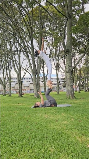 Acroyoga flow with Jaiber in Bogota 🇨🇴
