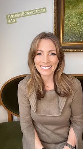 #Ad #HealingPowerofTouch I’m excited to join @larocheposayusa in their campaign to connect the cancer community with the importance of the healing power of touch. Often, as survivors, we talk about hair loss. It’s a very visual side effect. But there are others, like skin-related side effects, that don’t always get enough attention. In fact 80% of cancer patients suffer from skin-related side-effects. They can cause significant discomfort that severely affects the quality of life of a cancer pat