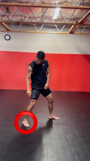 𝙍𝙤𝙗𝙚𝙧𝙩 𝘾𝙤𝙩𝙖 - Health Coach on Instagram: "Punching fundamentals 101: when your throwing punches it takes more than just extending your arm. You need to get you whole body working in conjunction starting from the ground in your foot coming up to your hip pushing through your rotational axis and up to your shoulder 👊🏽 #strikingcoach #boxingcoach #kickboxingcoach #boxingtrainer #boxingtraining #kickboxingtraining #striking #sparring #sparringtips #ufc #boxingdrills #kickboxingdrills #mm