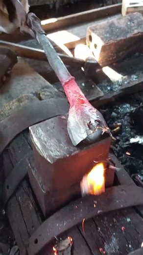 Wow, this blacksmith's method is really cool, making a handle for a rubber tapping tool 👍🔥⚒️ #usa