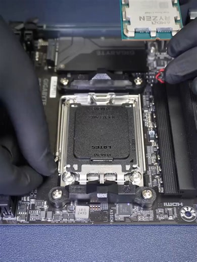 Sự khác nhau giữa người bình thường và người bị OCD khi lắp CPU #viraltech #fypシ #CPU #buildpc #pcgaming #techreview #meme #funnytech