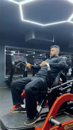 متأكد إنك بتلعب الـ decline machine chest press صح؟