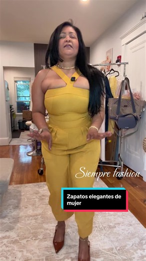 Zapatos elegantes de punta fina con tacón dorado