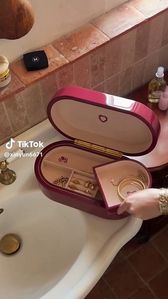 Large-Capacity vs Portable Jewelry Box: What's Your Choice?