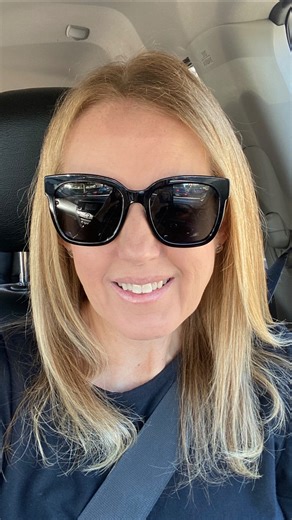 A lot of people think organizing and decluttering are the same thing but they’re actually two very different steps in the home transformation process. If you jump straight into organizing without decluttering first, you’re really just rearranging clutter instead of reducing it. When you separate decluttering from organizing, the process becomes lighter, simpler, and way more effective for busy homes. Here are 12 key differences between organizing and decluttering 👇 1. Decluttering removes items