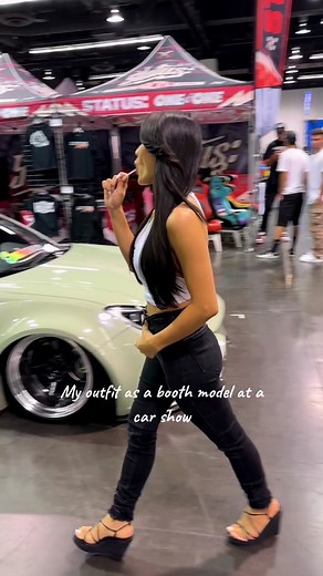 My outfit as a booth model at a car show. My favorite jeans 🔗 IN BIO #skinnyjeans #petitemodel #carmodel #boothmodel #petitefashion