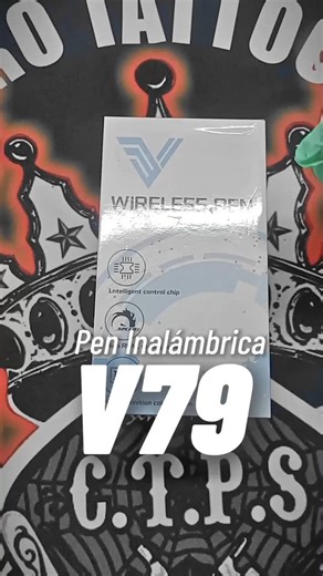 ♠CANCERBERO TATTOO SUPPLIES♠ on Instagram: "NUEVA!!! PEN INALAMBRICA V79 Pen inalámbrica con stroke regulable. Diseño ergonómico para un agarre más confortable y alta estabilidad. Incluye batería de repuesto. Dimensiones 140 x 43 mm Peso 240 g Motor coreless 11000 rpm Stroke 2 - 4.2 Bateria 1800 mAh Autonomia 6 a 8 h Carga 3 h Voltaje 4 a 12V 🇦🇷🛵 Envíos a todo el país ♠️ CANCERBERO ♠️ DISTRIBUIDOR OFICIAL DE LA MARCA ,EN BUENOS AIRES Y TODO EL PAIS!! ▪️CONSULTAS VIA MENSAJE PRIVADO ▪️WHATSAPP