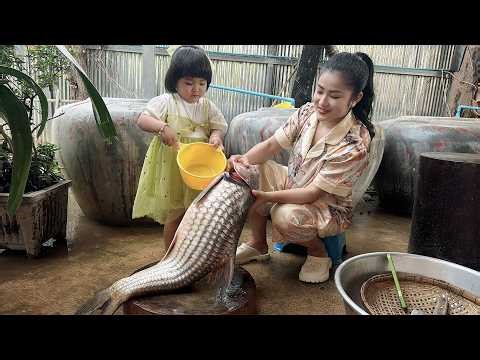 Mommy Sreypov: Cute chef want to help Mom cooking - Cook big fish for dinner - Family food cooking