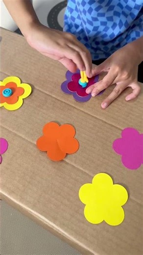 This might be the perfect spring pretend play set up... a flower shop! 💐 Created with Makedo #diy