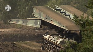 Mit der Panzerschnellbrücke Biber sorgen die Pioniere dafür, dass die eigene Truppe Hindernisse im Gelände wie Gewässer oder Schluchten überwinden kann. Das ist bis zu einer Länge von bis zu 20 Metern möglich. Die Brücke kann von Fahrzeugen genutzt werden, die der Militärischen Lastenklasse 60 oder weniger entsprechen. Das Fahrgestell des Leopard 1 wird von einem 830-PS Motor auf maximal 62 km/h beschleunigt. Der Panzer hat eine Reichweite von bis zu 450 Kilometern. Insgesamt bringt der Brückenl