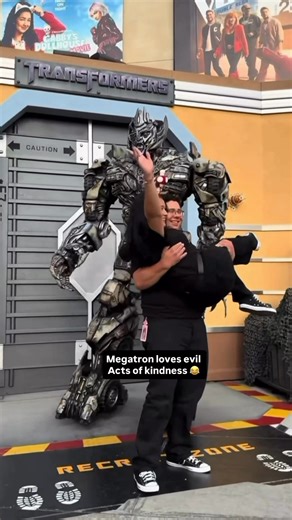 70K views · 2.2K reactions | #megatron #transformers #universal #UniversalStudios #universalstudioshollywood #universalorlando #fyp #fypage» #universalstudiosorlando #funny #explore #explorepage #fypchallenge #themeparks #evil | Mr. Photopass | Facebook