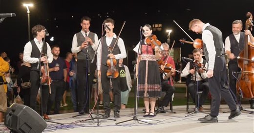 🎶 #fsvrsatec #vrsatec #dance #povazskabystrica #kulturneleto #folklor #folklore #sing #spev #singer #musician #musicians #performance #slovakfolklore #kroj #dubnica @vdubnici @praveslovenske @povazska_bystrica_official | Folklórny súbor VRŠATEC
