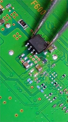 How to install an SMD voltage regulator #soldering #welding #smd #voltageregulator