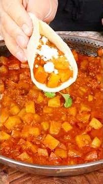 papas con chorizo en Salsa #shorts #cocinacongabby #reels