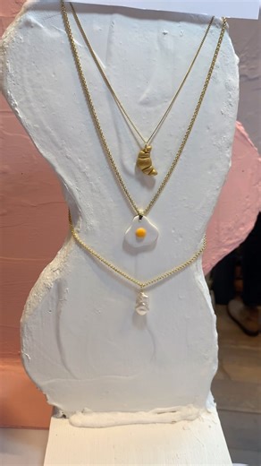 Bedacht gemacht, bewusst gekauft. Auf dem Kunst- und Designmarkt findest du besondere Produkte, die mit viel Liebe zum Detail von unseren Aussteller:innen hergestellt wurden 💕 #kunstunddesignmarkt #designmarkt #kreativmarkt #münchen #muc | Kunst & Designmarkt