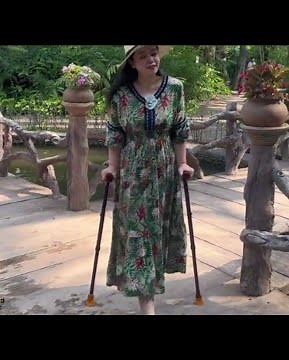 Daily life of an amputee woman walking with crutches #amputea