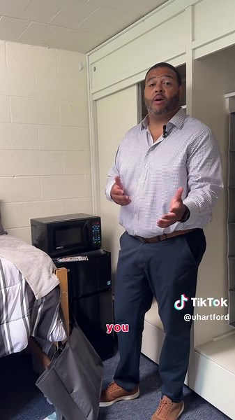 🚪✨ Tour First-Year Housing at UHart! ✨🚪 Have you ever wondered what it looks like to live on campus at the University of Hartford? Wonder no more! Join Dean Isaacs as he takes you on an exclusive tour of our awesome first-year residence halls. Get a sneak peek at the cozy spaces you'll be calling home this fall! 🏠🎒 But that’s not all! Check out our profile for tips on must-have dorm essentials, delicious dining options, and more behind-the-scenes campus tours to help you ace your first day a