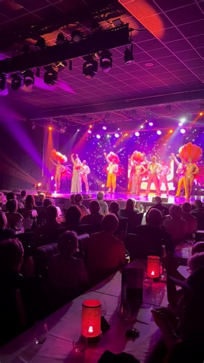 ✨ Quel mois de décembre au Cabaret Moustache ! 🎄 Plus de 20 dates, des salles pleines, des applaudissements qui résonnent… Merci à vous de faire partie de cette belle aventure ❤️👏 🥂 On se retrouve très vite pour le réveillon de la Saint-Sylvestre, au Cabaret Moustache et à la salle du Zéphyr à Châteaugiron. Vous serez présents ? 🎉🍾 #CabaretMoustache #SaintSylvestre #Cabaret #Rennes #Bretagne | Cabaret Moustache