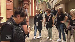 Eine Frauengruppe kommt zum Feiern