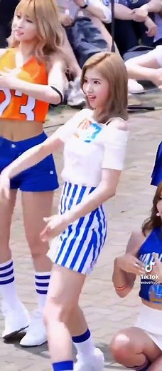 アイドルしゃがみパンチラ😍