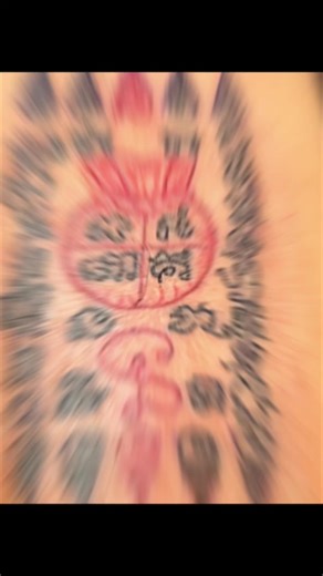 #五条经钱袋图腾💰💰 保护身体免受邪灵、诅咒、恶咒侵扰。🙆🙆😈 增强个人运势，带来好运与顺利。🙋🙋 提升人缘与爱情运，促进社交与贵人缘。🥰🥰❤️ 增加事业、财运，招来财富与成功。👍👍 将“#五条经”与“#钱袋”结合的刺符，既有经文的护身避邪，又有钱袋的招财纳福之力。 🔸 #功效： “#钱袋”符文是象征财富聚集的法刺图腾之一。 钱袋代表 聚财不漏、财源滚滚、招财进宝。 #FiveScripturesMoneyPouchTotem💰💰 Protects the body from evil spirits, curses, and malevolent spells. 🙆🙆😈 Enhances personal fortune, bringing good luck and success. 🙋🙋 Improves interpersonal relationships and love luck, promoting social connections and attracting benefactors. 🥰🥰❤️ Increases car