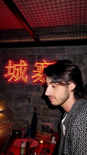 Edo Lio on Instagram: "Ungatekeeping one of my favourite speakeasy’s in Bangkok 👀 the little surprise they serve you at the end 😩✨ #bangkok #thailand #foodies #travel"