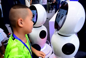 VIDEO: Ve školkách učí robot. Vypráví pohádky i dává hádanky