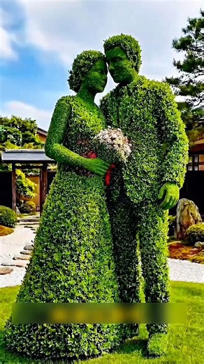 Woman Creates Living Plant Sculpture of Herself & Husband 😳🌿
