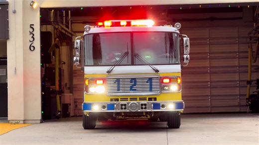 Ventura County Fire Department Engine 121 & RA26 Responding Code 3 / Downgrading with AMR Ambulance 423 to a Bleeding Person in their sector! Taken with: @Fallon Krafft🇺🇸 @Kiah.What Assigned Units: E121, MED421(c), MED423, RA26 Date Taken: 1/2/26 #vcfd #santapaula #venturacounty #firefighters #paramedics